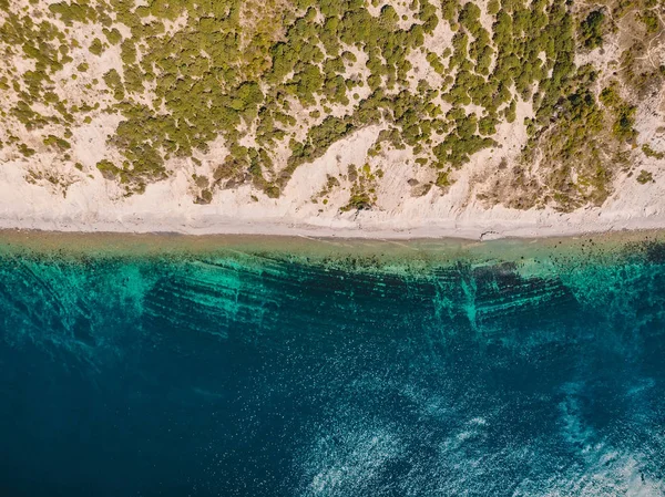 Côte Mer Avec Falaise Arbres Eau Bleue Claire Drone Vue — Photo