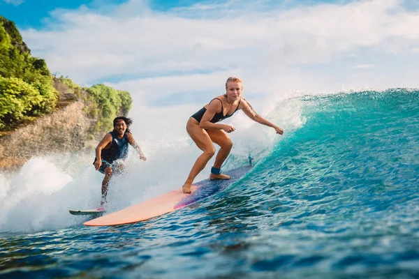 Junio 2018 Bali Indonesia Surf Girl Paseo Tabla Surf Surfistas —  Fotos de Stock