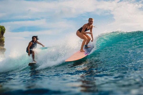 June 2018 Bali Indonesia Surf Girl Ride Surfboard Surfers Ocean — Stock Photo, Image