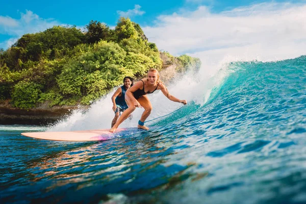 June 2018 Bali Indonesia Surf Girl Ride Surfboard Surfers Ocean — Stock Photo, Image