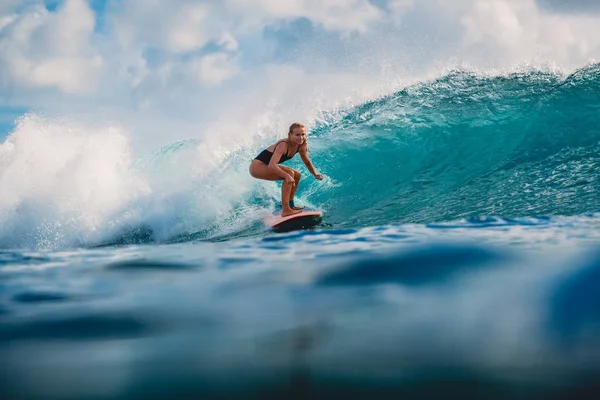 Surf Girl Prancha Surf Surfista Mulher Onda Azul — Fotografia de Stock