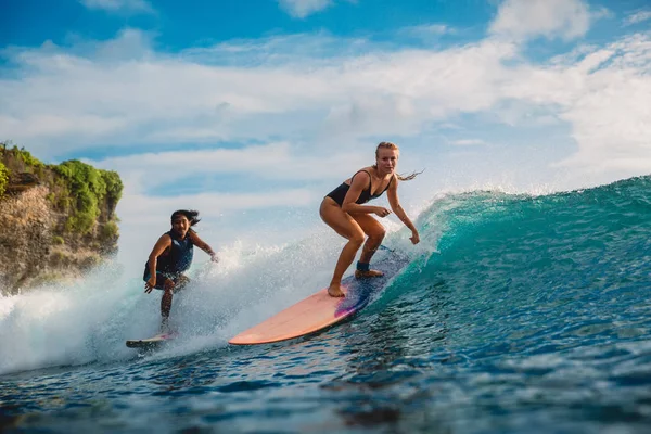 June 2018 Bali Indonesia Surf Girl Ride Surfboard Surfers Ocean — Stock Photo, Image