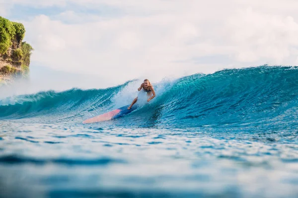 Surf Meisje Surfplank Surfer Vrouw Gedaald Van Surfplank Blauwe Golf — Stockfoto