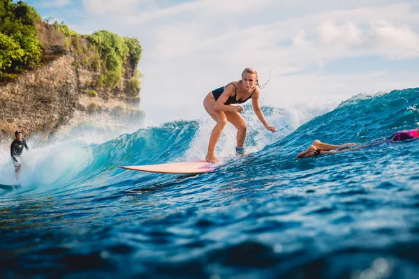 June 2018 Bali Indonesia Surf Girl Ride Surfboard Surfers Ocean — Stock Photo, Image
