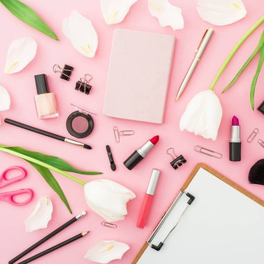 Pano, çiçek, kozmetik ve aksesuar pembe bir arka plan üzerinde güzellik kompozisyon. Üstten görünüm. Düz yatıyordu.