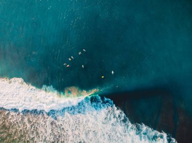 Mavi okyanus ve varil dalga Surfers. Drone ile havadan görünümü
