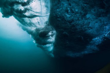Sualtı doku. Okyanusta çökmesini mavi namlu dalga.