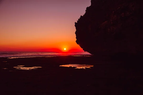 Oceano Com Rocha Pôr Sol Brilhante Nascer Sol Bali — Fotografia de Stock