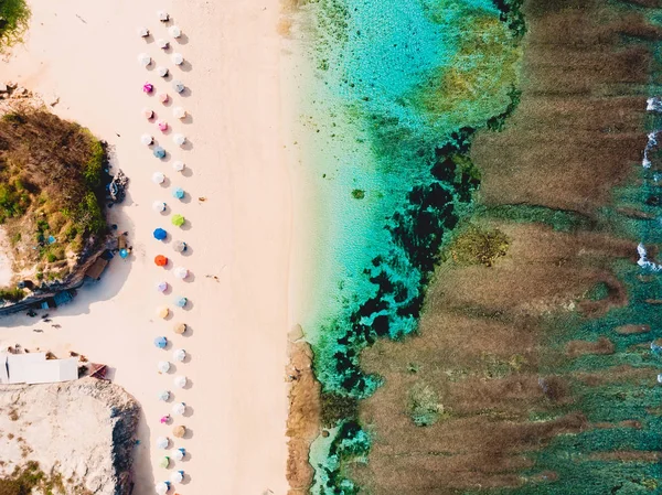 Ovanifrån Sandstrand Med Turkost Hav Och Ljusa Färgglada Paraplyer Antenn — Stockfoto