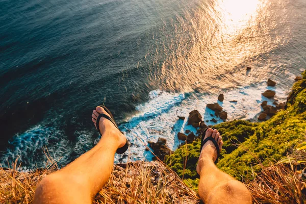 Adam sakin ol cliff ve okyanus dalgaları ile