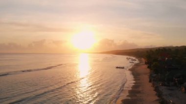 Okyanus ve dalgalar sıcak günbatımı veya gündoğumu