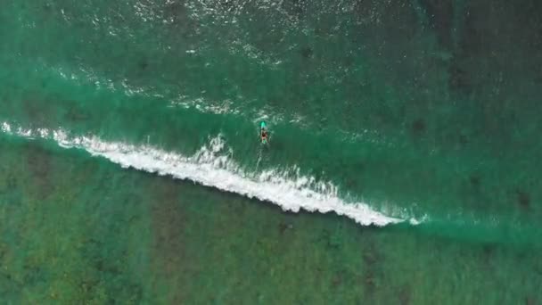 Tropická Tyrkysové Moře Wave Surfař Surfovací Prkno Letecký Pohled Pohled — Stock video