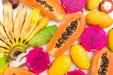 Muz, papaya, mango ve ejderha gıda desen beyaz arka plan üzerinde meyve. Düz yatıyordu. Üstten görünüm. Tropikal meyve kavramı