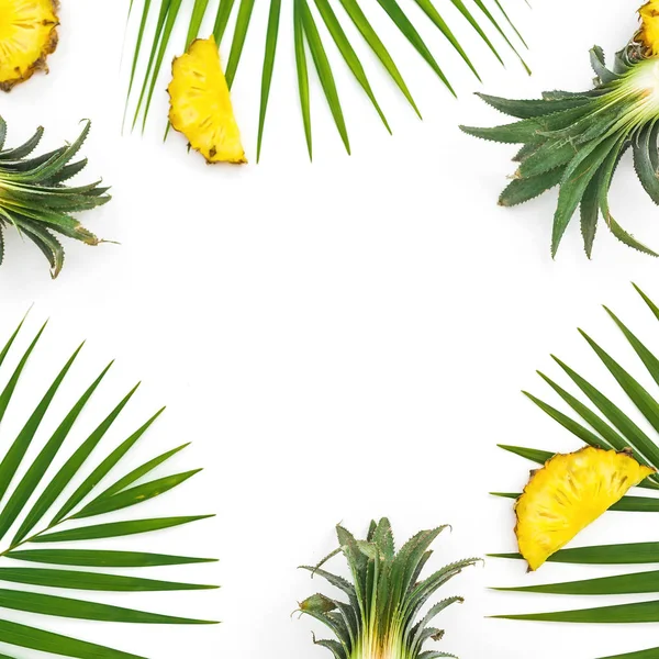 框架与菠萝和棕榈叶子查出在白色背景 平坦的平面 顶部的景色 热带概念 — 图库照片