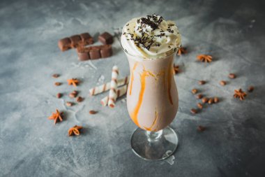 Krema ve çikolata milkshake içkiyle. Şekerli tatlı