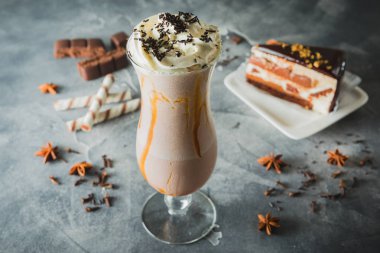 Çikolatalı milkshake çırpılmış krem, çikolatalı kek ile.