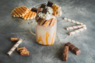Damlayan sos, krema ve Çerezler ile çikolatalı milkshake