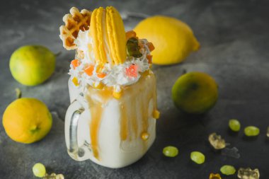 Limon milkshake içki kremalı sos ve sarı acıbadem kurabiyesi damlayan,