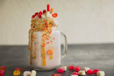 Tatlı milkshake krem şanti ile dut ve sos damlıyor