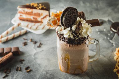 Sos, krema, kakao çerezleri damlama ile çikolatalı milkshake