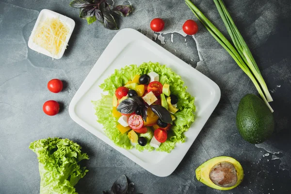 Taze Sebze Peynir Zeytin Fesleğen Salata Lezzetli Yemekler Düz Yatıyordu — Stok fotoğraf