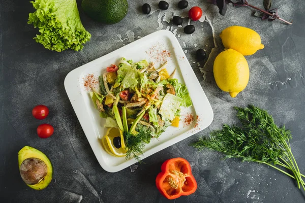 Taze sebze, avokado, limonlu salata. Düz ile lezzetli yemekler yatıyordu