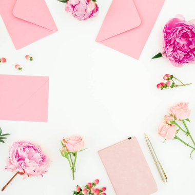 Sevgililer günü kavramı. Çerçeve peonies, okaliptüs, pembe zarf ve beyaz zemin üzerine kalem ile günlüğü ile. Düz yatıyordu, en iyi görünümü.
