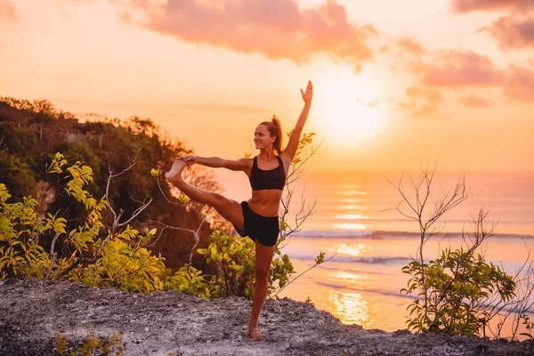 Giovane Ragazza Sportiva Che Pratica Yoga Caldo Tramonto — Foto Stock