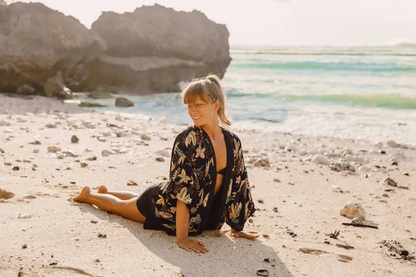 Приваблива Жінка Практикує Йогу Пляжі Океаном — стокове фото