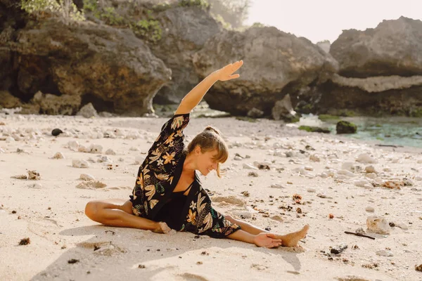 Donna Attraente Pratica Yoga Spiaggia Con Tramonto Alba — Foto Stock