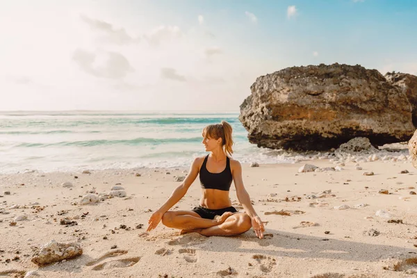 Woman Practice Yoga Beach Sunset Sunrise — Stock Photo, Image