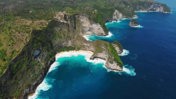 Szikla Kelingking Beach Nusa Penida Sziget Kék Óceán Légi Drone — Stock videók