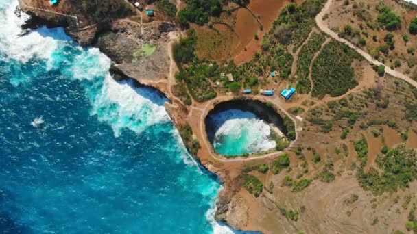 Nefunkční Bay Modrý Oceán Pobřeží Ostrově Nusa Penida Letecká Dron — Stock video