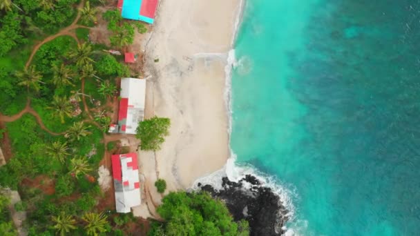 Praia Areia Tropical Com Mar Azul Ondas Vista Aérea Vista — Vídeo de Stock