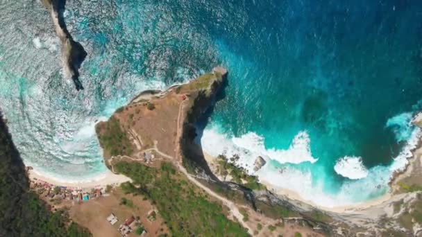 天堂景观与岩石 海洋和海滩在努沙佩尼达岛 空中无人机视图 — 图库视频影像