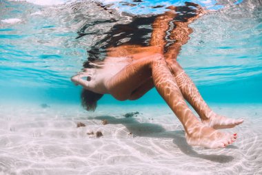 Yüzen kadın ve tropikal okyanusta rahatla