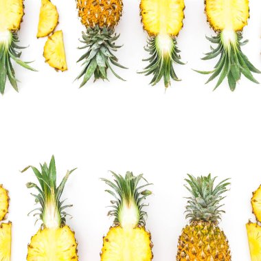 Tropikal meyve çerçeve. Beyaz arka plan üzerinde izole dilimlenmiş ananas. Düz yatıyordu, en iyi görünümü.
