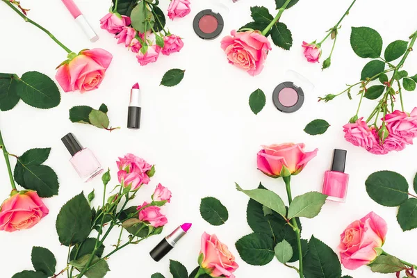 Composición Del Marco Con Flores Rosas Maquillaje Cosméticos Sobre Fondo — Foto de Stock