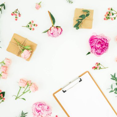 Sevgililer günü çerçevesi pembe peonies, gül, hypericum ve Pano ve beyaz arka plan üzerinde hediyeler ile okaliptüs. Düz yatıyordu, en iyi görünümü