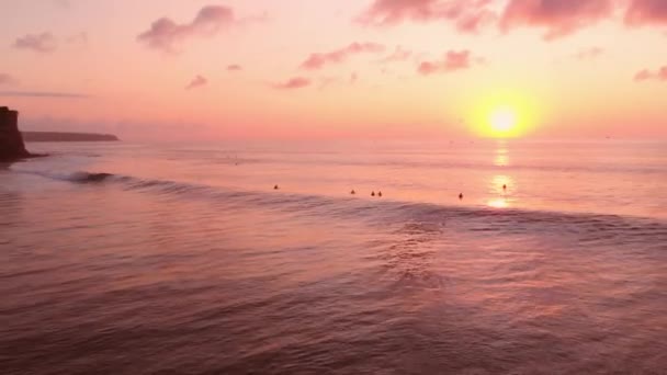 Vista Aérea Con Océano Surfistas Olas Atardecer Amanecer — Vídeos de Stock