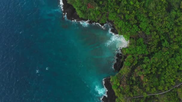 Vista Aérea Mar Azul Rochas Negras Trópicos — Vídeo de Stock