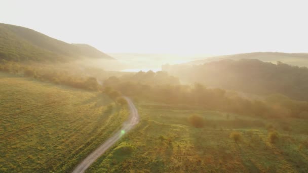 Luftaufnahme Des Sees Und Warmer Sonnenuntergang Oder Sonnenaufgang Bei Nebel — Stockvideo