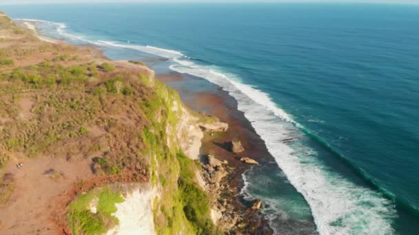 Вид Воздуха Скалу Голубой Океан Волнами — стоковое видео