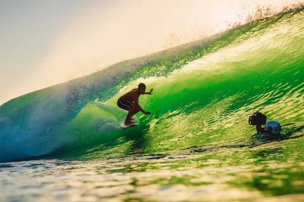 Września 2018 Bali Indonezja Surfer Jazdy Fali Lufy Zachodzie Słońca — Zdjęcie stockowe