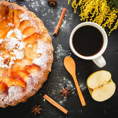Elma pasta şeker, kahve kupa, elma meyve, masaya tarçın ve mimoza çiçek ile. Düz yatıyordu,