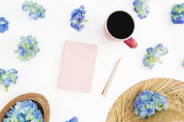 Ortanca çiçek saman, günlüğü ve beyaz arka plan üzerinde kahve bir fincan bileşimi. Düz yatıyordu, en iyi görünüm. Çiçek arka plan