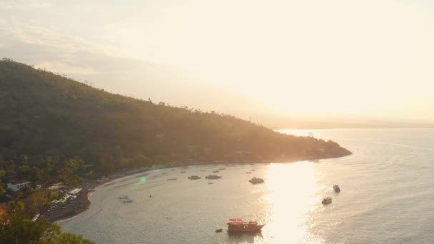 Εναέρια Άποψη Βουνό Θάλασσα Και Βάρκες Στο Μπαλί Στο Ηλιοβασίλεμα — Αρχείο Βίντεο