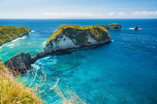 ペニダ島 インドネシア バリ島で青い海に岩の島 — ストック写真