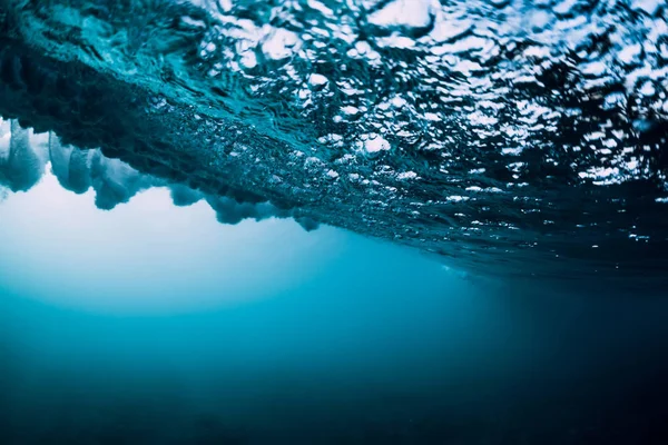 水下波 打破桶波和泡沫在海洋中 — 图库照片
