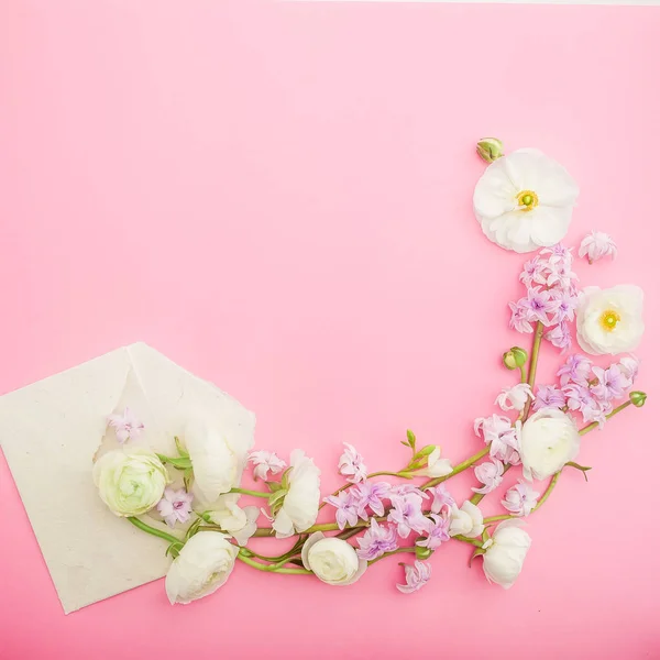 Composición Con Flores Pétalos Sobre Vintage Sobre Fondo Rosa Asiento — Foto de Stock